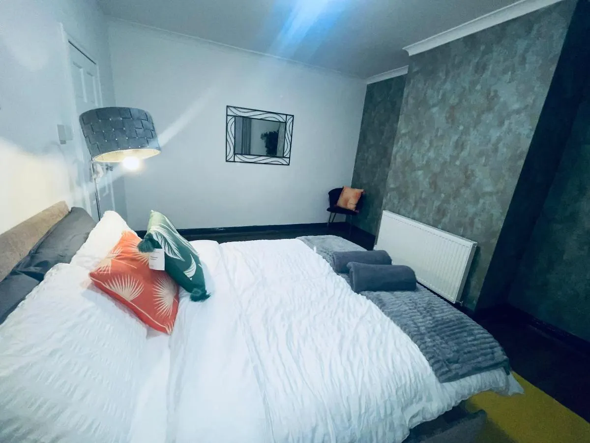 Holiday home Ashton House Villa Leeds  United Kingdom