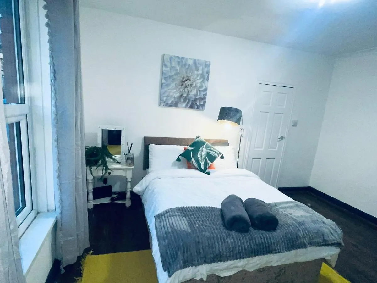 Holiday home Ashton House Villa Leeds  United Kingdom