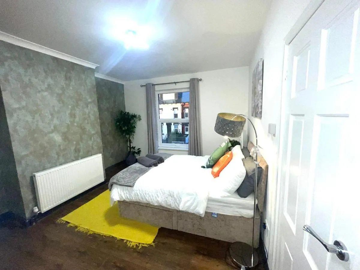 Ashton House Villa Leeds  Holiday home Leeds (West Yorkshire)