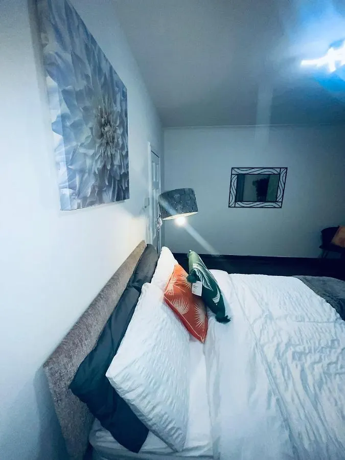 Holiday home Ashton House Villa Leeds  United Kingdom