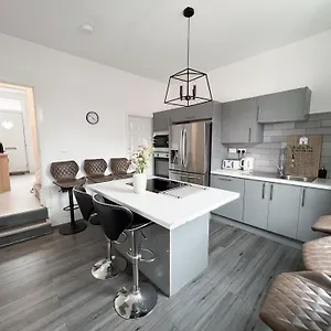 Modern 4 Bed En-suite House In - Free Parking Apartment